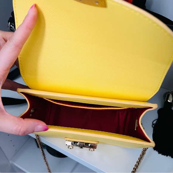 [SOLD] Mini Yellow Crossbody Purse 👛 - Picture 6 of 8